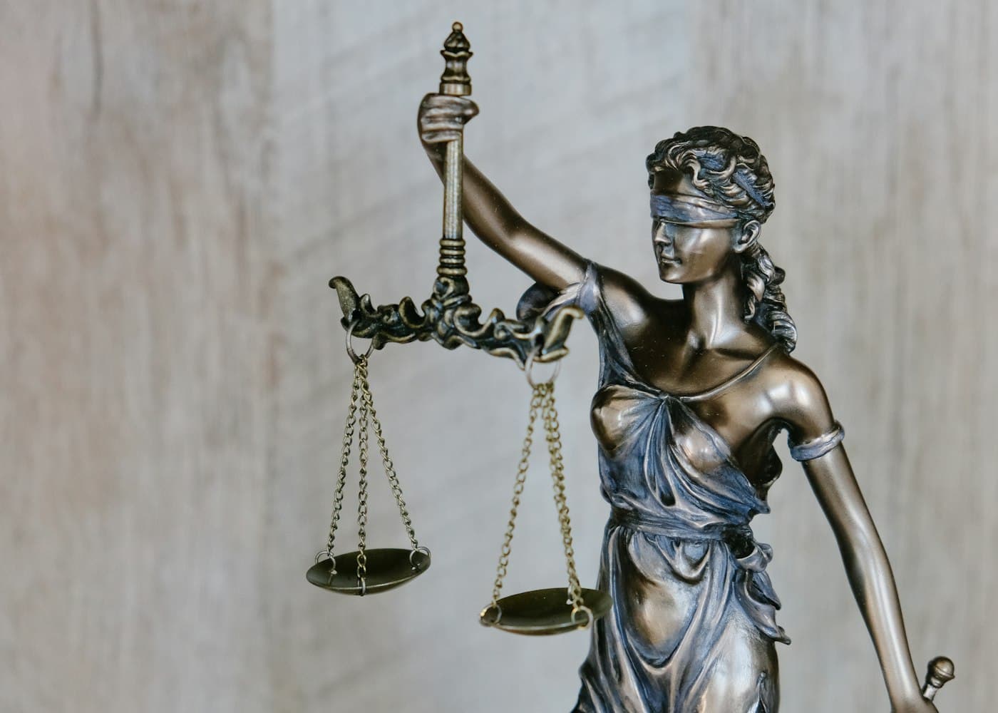 Justitia mit Waage — Sinnbild für geprüfte, rechtssichere Buchhaltung