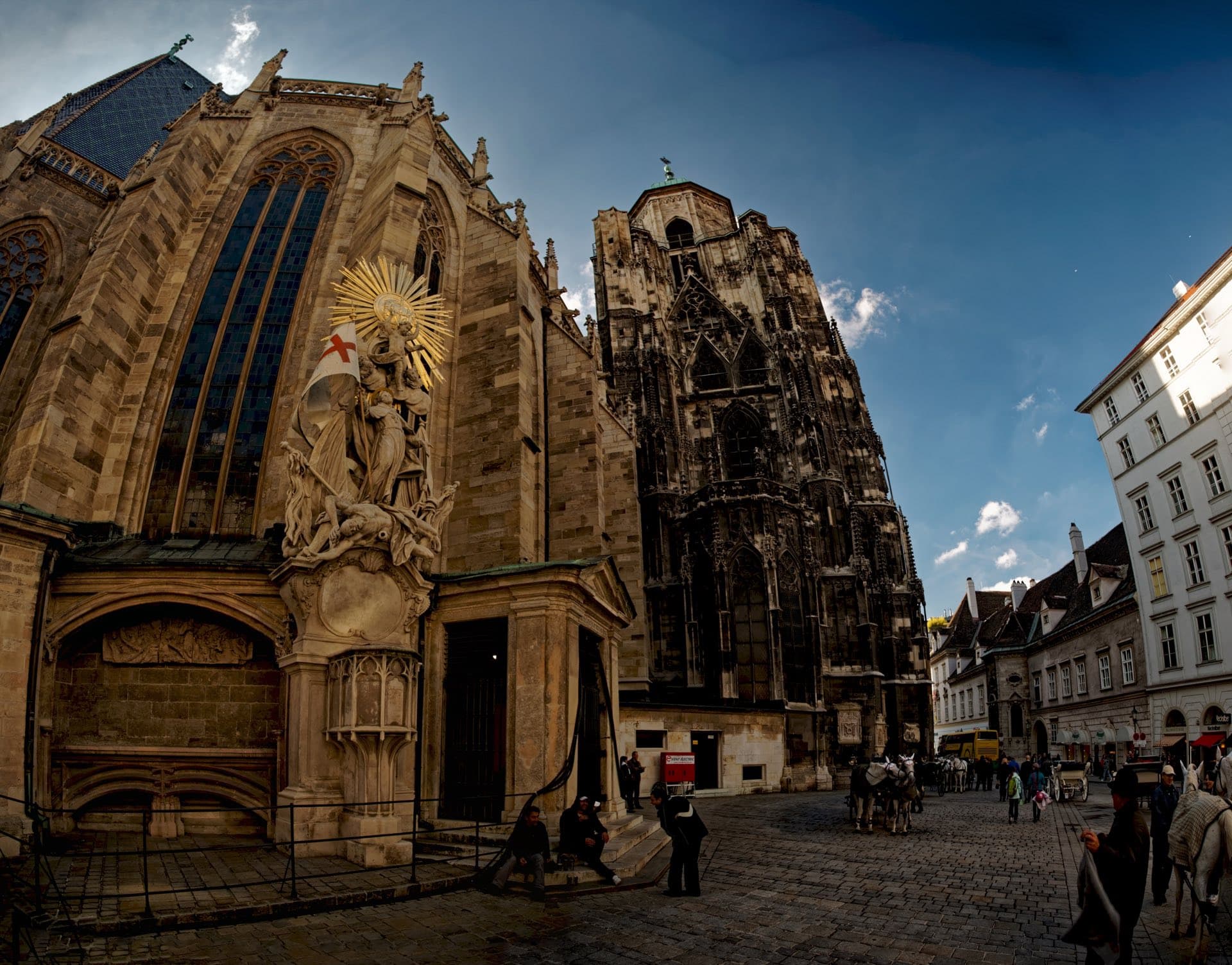 Die gotische Fassade des Stephansdoms in der Wiener Inneren Stadt