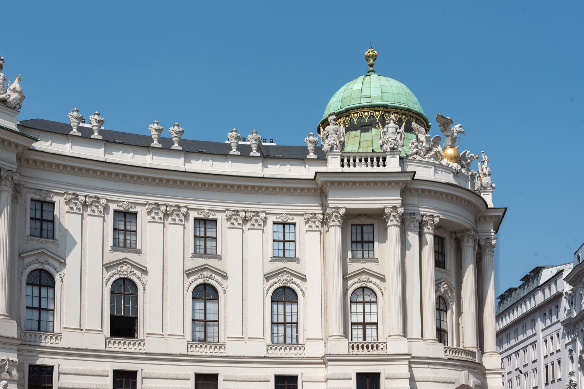 Der Michaelertrakt der Wiener Hofburg mit seiner Kupferkuppel